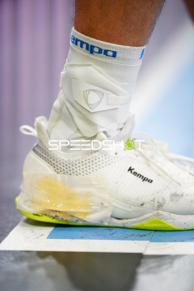 Handball-Schuh mit Knöchelschutz auf Spielfeld