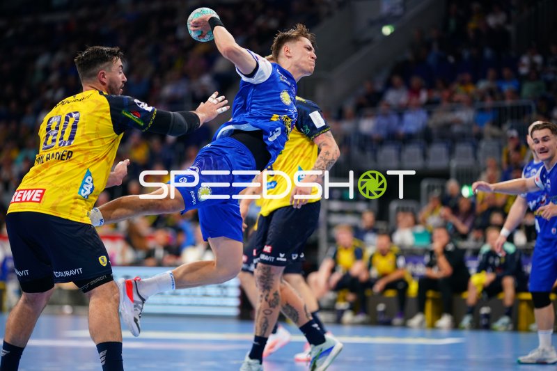 Felix Aellen (#22; ThSV Eisenach) im Sprungwurf gegen die Rhein Neckar Löwen