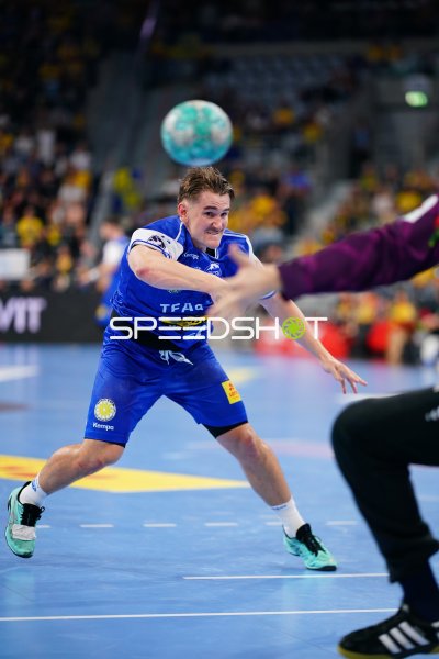 Felix Aellen (#22; ThSV Eisenach) im Sprungwurf gegen Rhein Neckar Löwen