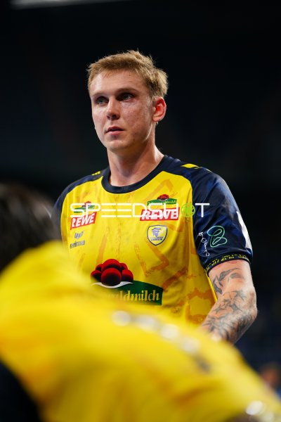 Edwin Aspenbäck (#78; Rhein Neckar Löwen) konzentriert auf der Bank