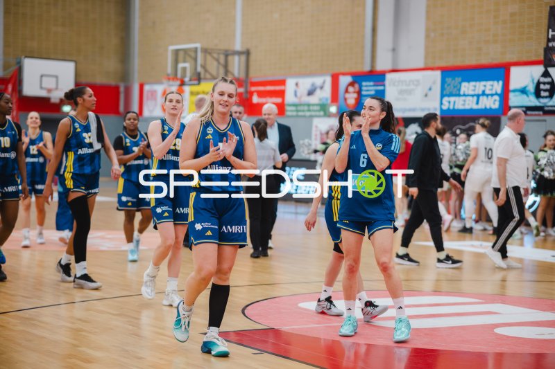 Alba Berlin Damen nach Spielende in der KISEC-Arena