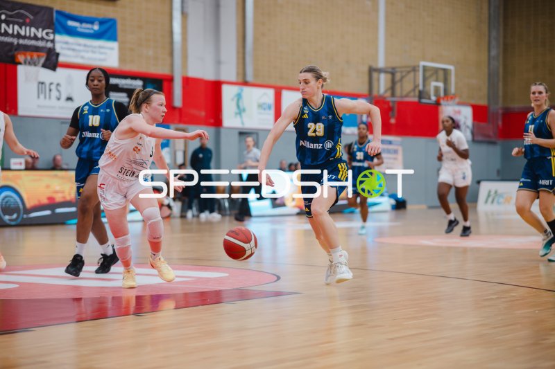 Alina Hartmann (#29; Alba Berlin Damen) in Ballkontrolle gegen Herner TC