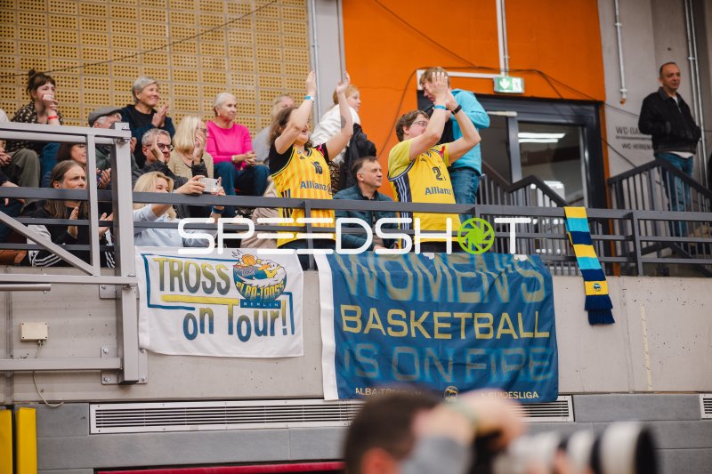 Alba Berlin Fans in der KISEC-Arena Herne