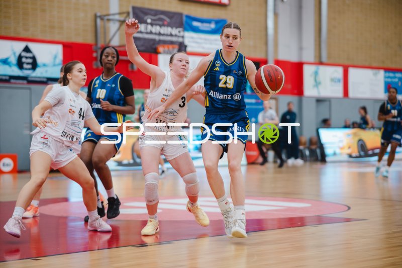 Alina Hartmann (#29; Alba Berlin Damen) mit Ball gegen Herner TC