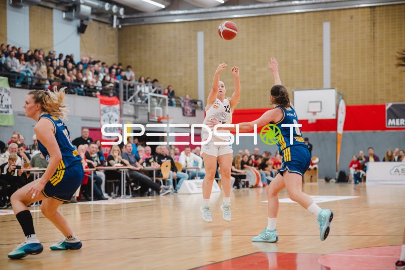 Nina Rosemeyer (#11; Alba Berlin Damen) im Sprungwurf gegen Herner TC