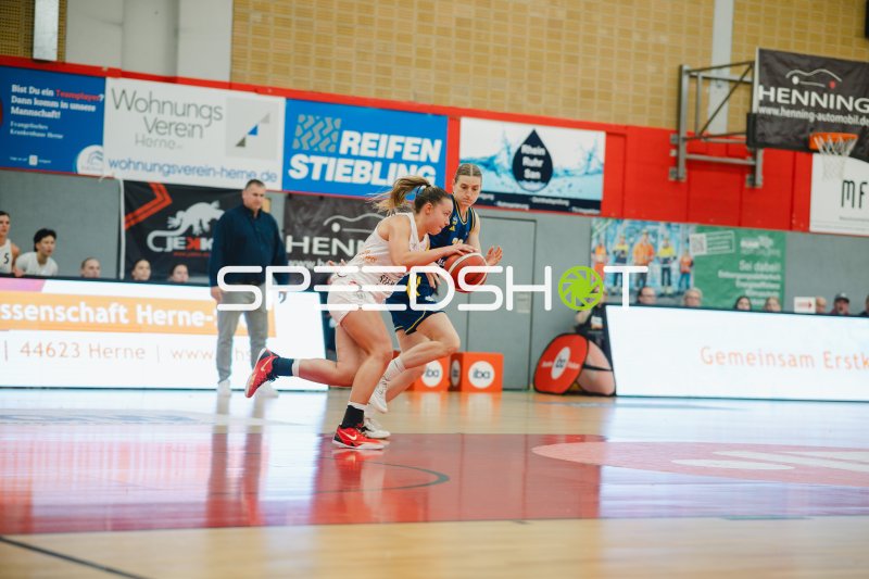 Alina Hartmann (#29; Alba Berlin Damen) gegen Darina Zraychenko (#11; Herner TC)