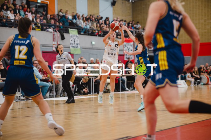 Spielerin (#12; Herner TC) im Sprungwurf gegen Alba Berlin Damen
