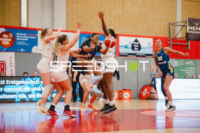 Haleigh Marie Timmer (#3; Herner TC) im Sprungwurf gegen Alba Berlin