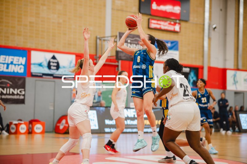 Darina Zraychenko (#11; Herner TC) im Sprungwurf gegen Alba Berlin