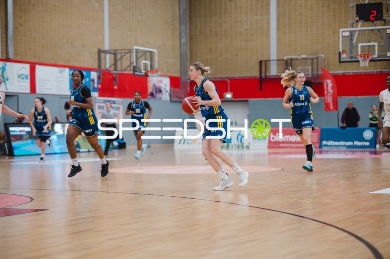 Nina Rosemeyer (#11; Herner TC) mit Ball im Spielaufbau