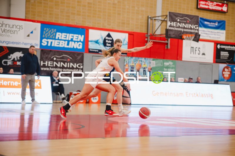 Nina Rosemeyer (#11; Alba Berlin Damen) in der Defensive gegen Darina Zraychenko (#11; Herner TC)