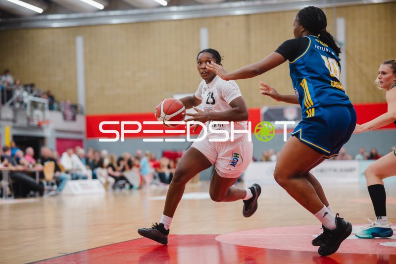 Spielerin der Alba Berlin Damen im Dribbling gegen die Abwehr des Herner TC