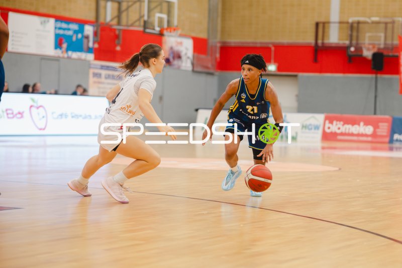 Spielerin des Herner TC (#21) dribbelt gegen Alba Berlin Damen