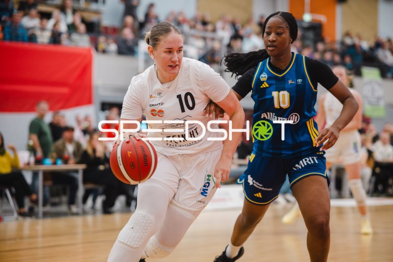 Fonta Gassama (#10; Alba Berlin Damen) im Dribbling gegen Herner TC