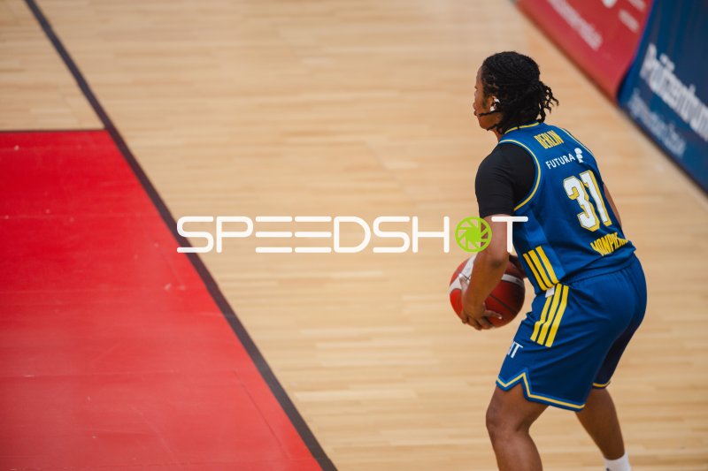 Spielerin des Herner TC (#31) mit Ball in der KISEC-Arena