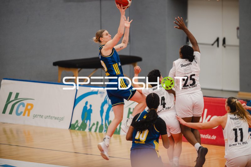 Nina Rosemeyer (#11; Alba Berlin Damen) im Sprungwurf gegen Herner TC