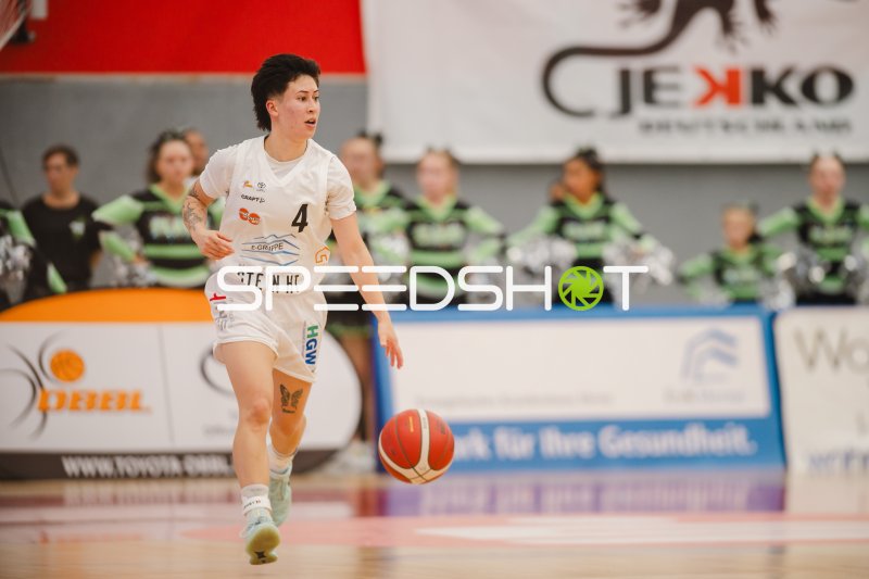 Isabella Mauricio (#4; Herner TC) dribbelt das Spielfeld hinauf