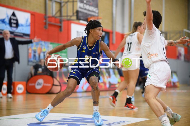 Spielerin #21 der Allianz Frauen im Dribbling gegen Alba Berlin Damen