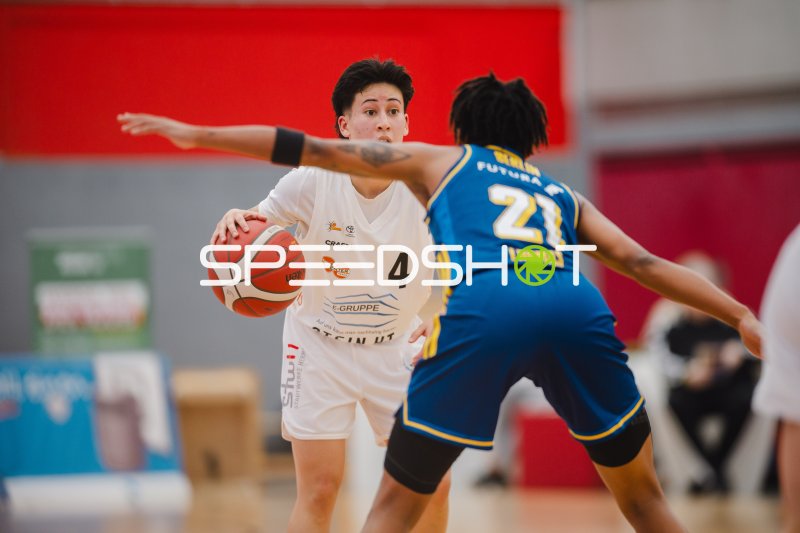 Isabella Mauricio (#4; Herner TC) im Dribbling gegen Gegenwehr
