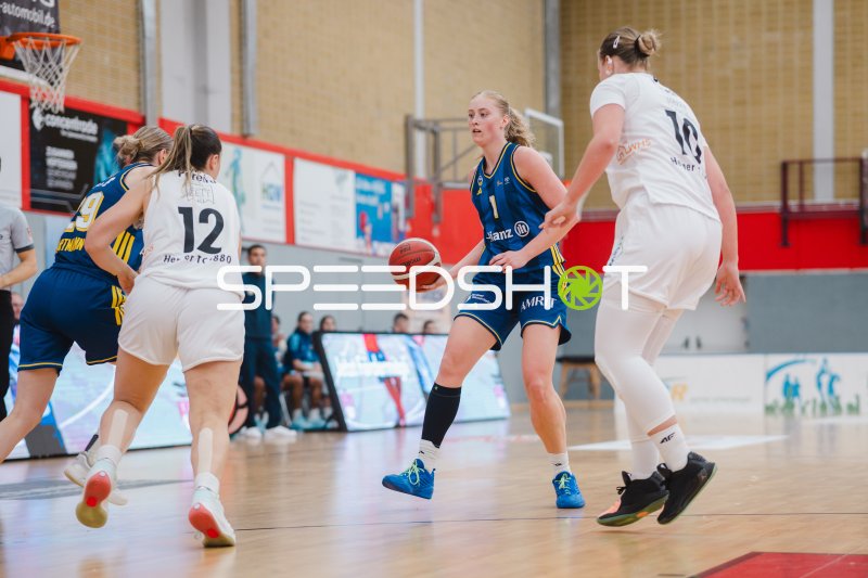 Spielerin des Herner TC mit Ball gegen Alba Berlin Damen