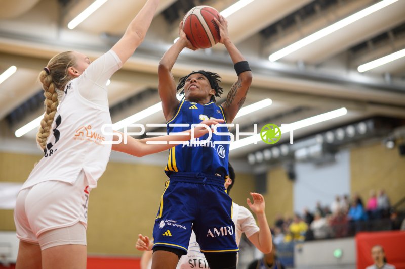Spielerin im Sprungwurf gegen Alba-Berlin-Abwehr in der KISEC-Arena