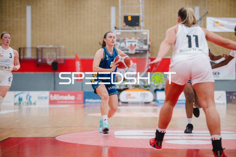 Spielerin des Herner TC im Ballbesitz gegen Alba Berlin Damen