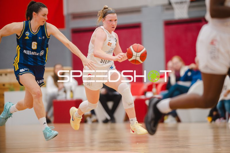 Haleigh Marie Timmer (#3; Herner TC) im Dribbling gegen Alba Berlin
