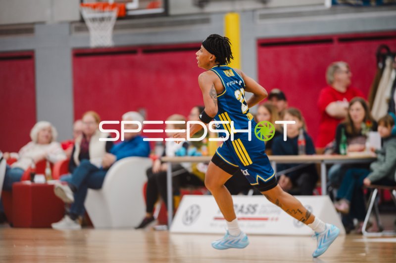 Spielerin des Herner TC in Ballbesitz in der KISEC-Arena