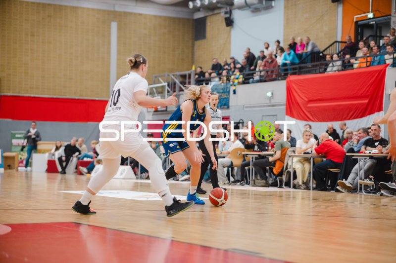 Spielerin des Herner TC mit Ball gegen Alba Berlin Damen