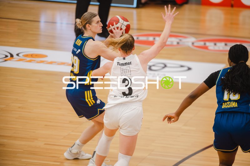 Nina Rosemeyer (#11; Alba Berlin Damen) gegen Haleigh Marie Timmer (#3; Herner TC)