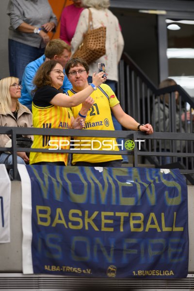 Spielerin des Herner TC (#21) macht Selfie mit Fans in der KISEC-Arena