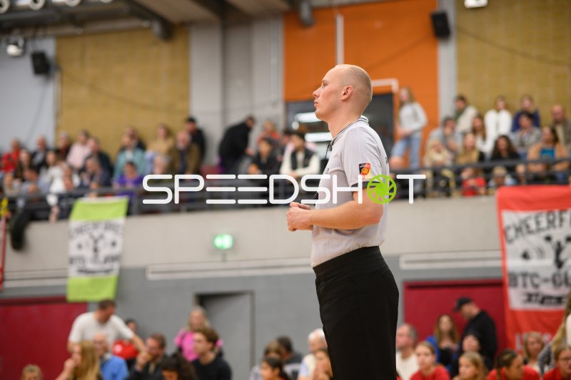 Schiedsrichter leitet Basketballspiel in der KISEC-Arena Herne