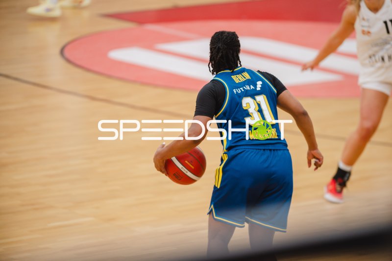 Oceane Monpierre (#31; Alba Berlin Damen) mit Ball in der KISEC-Arena