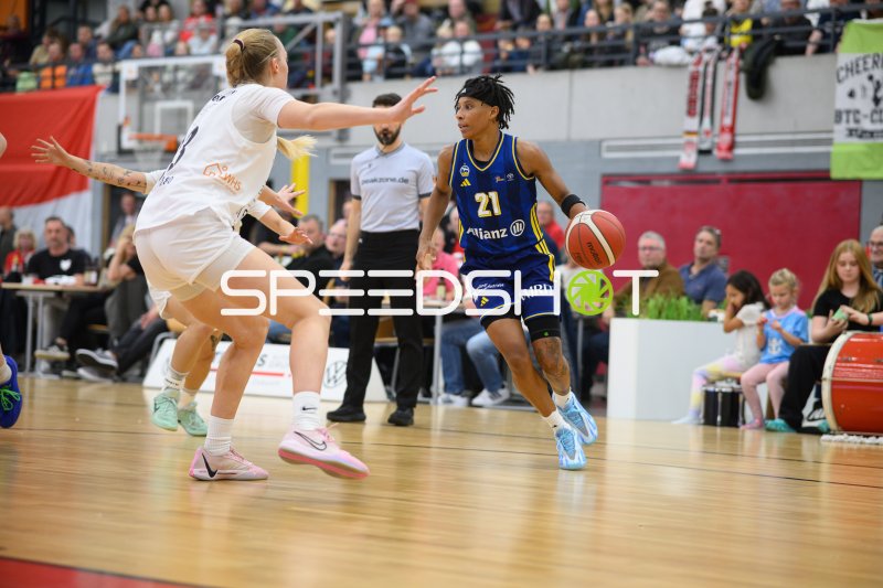 Deeshyra Thomas (#21; Alba Berlin Damen) dribbelt gegen Herner TC Abwehr