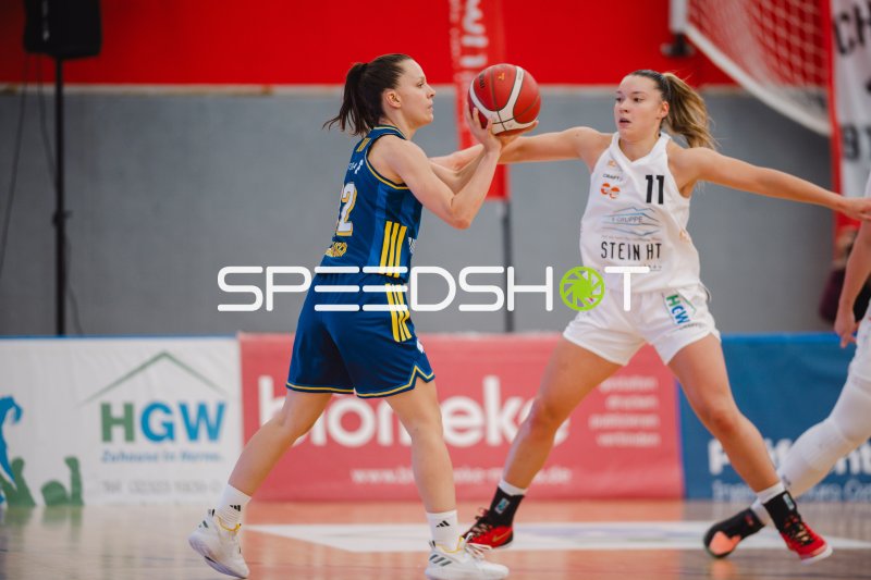 Darina Zraychenko (#11; Herner TC) mit Ball gegen Alba Berlin Damen