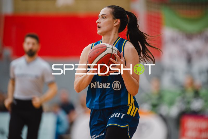 Alba Berlin Spielerin mit Ball in der KISEC-Arena