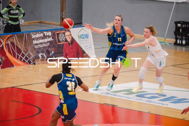 Nina Rosemeyer (#11; Alba Berlin Damen) gegen Haleigh Marie Timmer (#3; Herner TC)