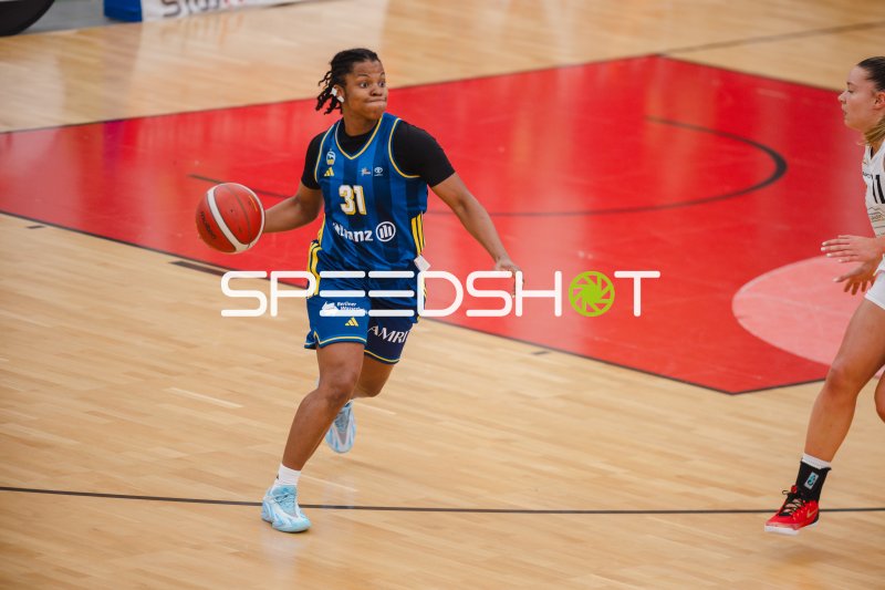 Oceane Monpierre (#31; Alba Berlin Damen) im Ballhandling