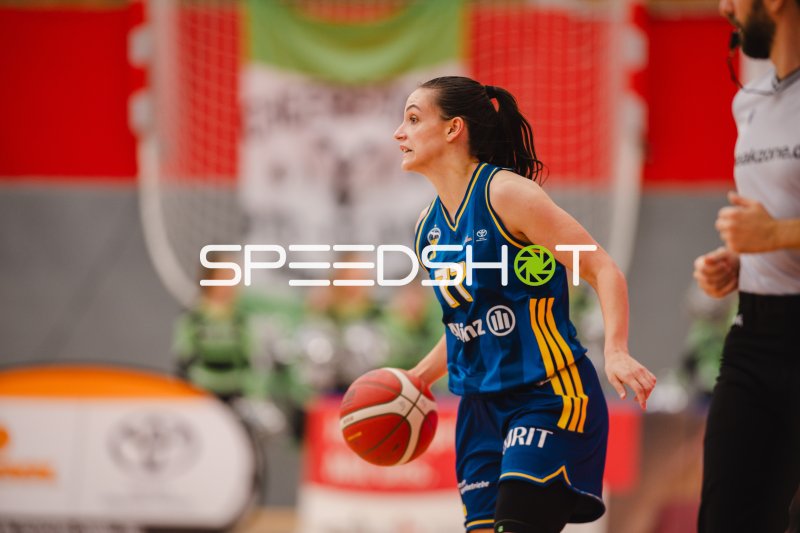 Darina Zraychenko (#11; Herner TC) mit Ball in der KISEC-Arena