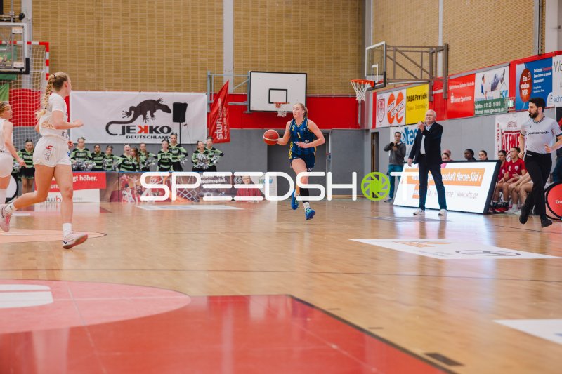 Spielerin des Herner TC im Ballbesitz gegen Alba Berlin Damen
