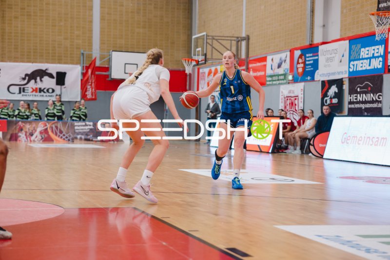 Spielerin des Herner TC mit Ball gegen Alba Berlin Damen