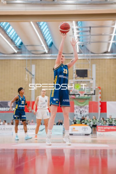 Spielerin der Alba Berlin Damen im Sprungwurf gegen Herner TC