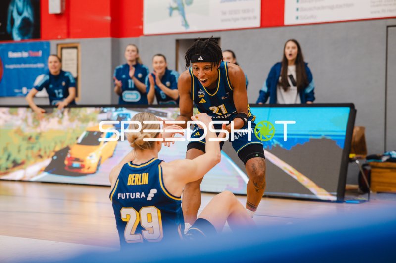 Deeshyra Thomas (#21; Alba Berlin Damen) im Spielaufbau gegen Herner TC