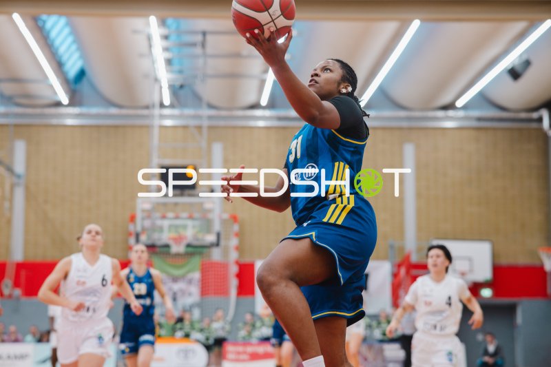 Oceane Monpierre (#31; Alba Berlin Damen) zum Korb