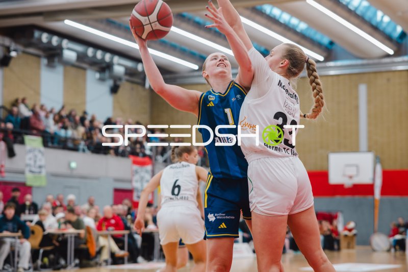 Elze Motekaityte (#33; Herner TC) gegen Alba Berlin in der KISEC-Arena