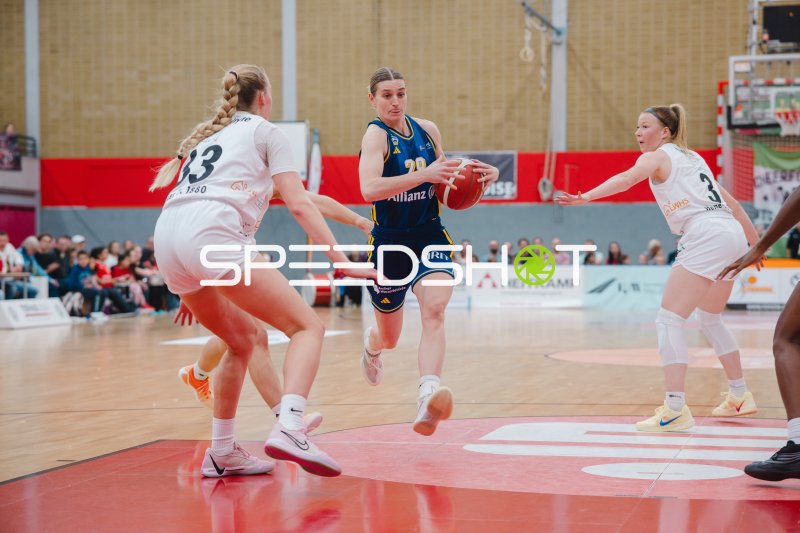 Nina Rosemeyer (#11; Alba Berlin Damen) im Angriff gegen Herner TC