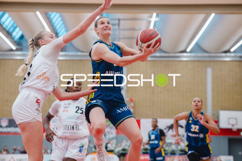 Marcavia Keirra Jashun Sanders Shavers (#25; Herner TC) im Sprungwurf gegen Alba Berlin