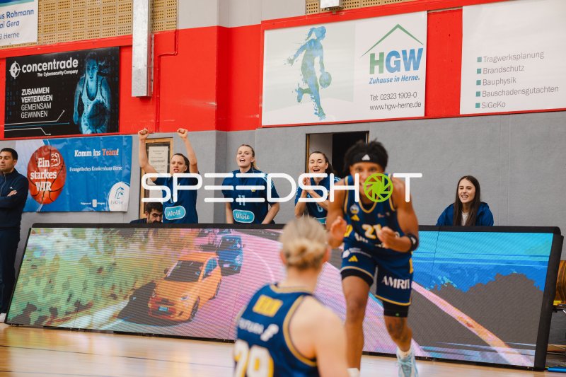 Deeshyra Thomas (#21; Alba Berlin Damen) beim Aufwärmen in der KISEC-Arena
