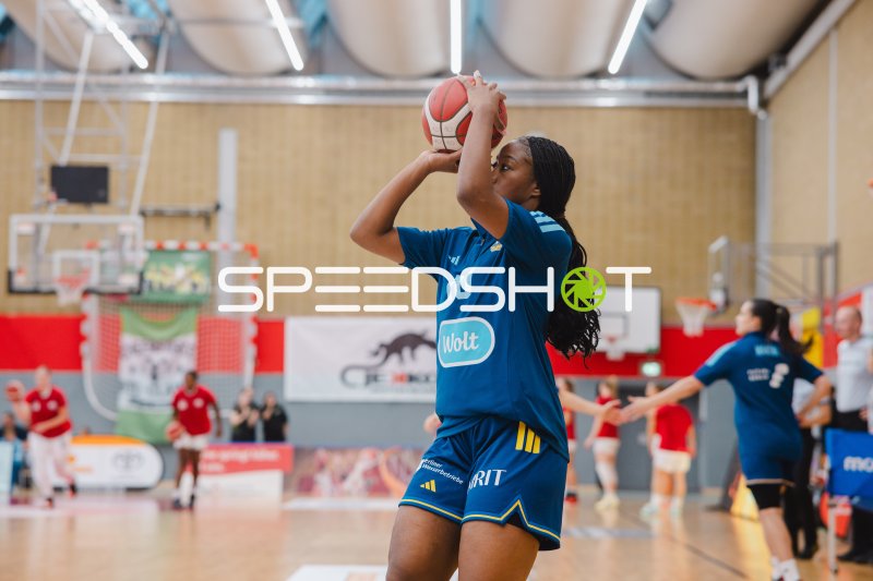 Spielerin des Herner TC im Sprungwurf auf den Korb