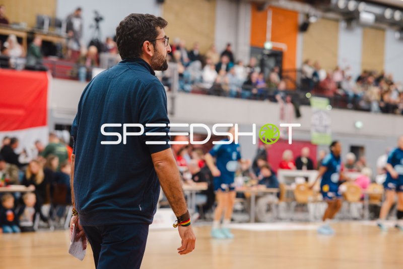 Trainer an der Seitenlinie in der KISEC-Arena Herne
